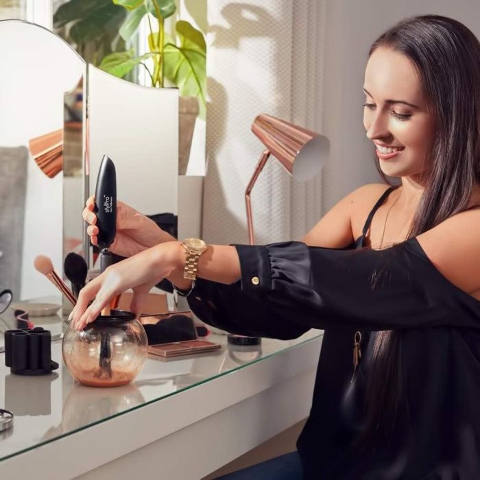djevojka čisti make-up kistove