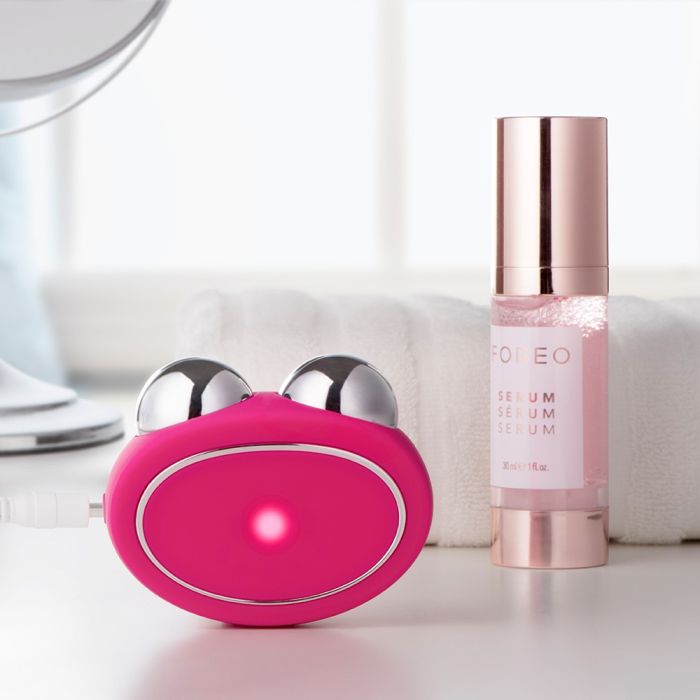 Foreo Bear Fuchsia uređaj za njegu lica i Foreo Serum