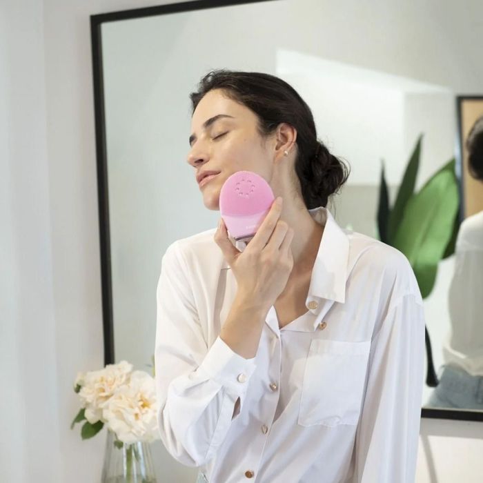 FOREO LUNA 4 plus Normal Skin uređaj za čišćenje lica sa LED svjetlom i mikrostrujom korištenje