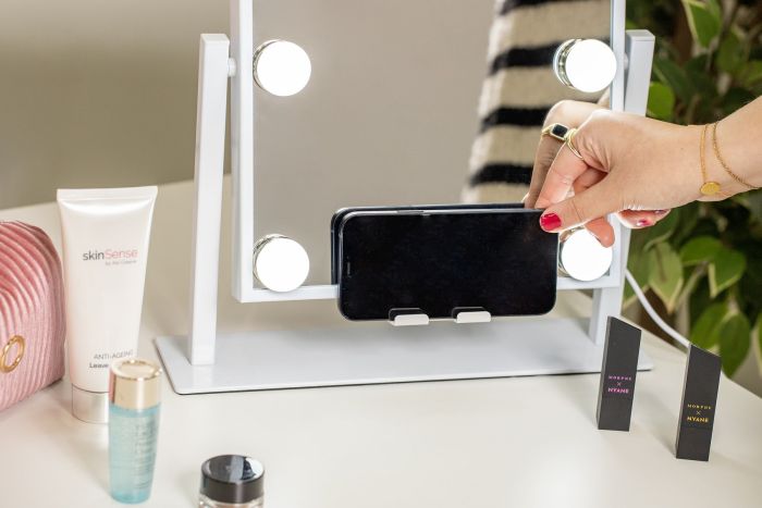 ogledalo za šminkanje Glam & Groove Hollywood Vanity Music koje puni telefon