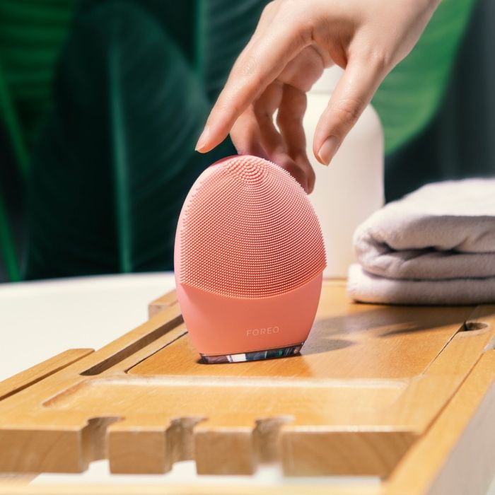Foreo Luna 4 Balanced Skin uređaj na držaču za kadu