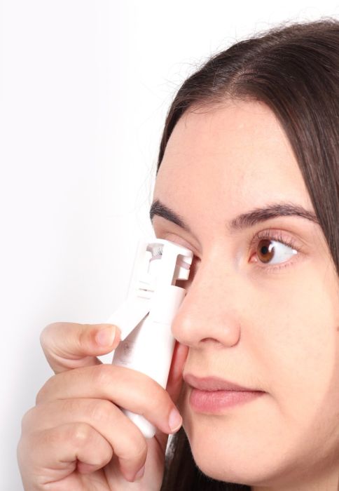 djevojka uvija trepavice sa StylPro Heated Lash Curler uvijačem