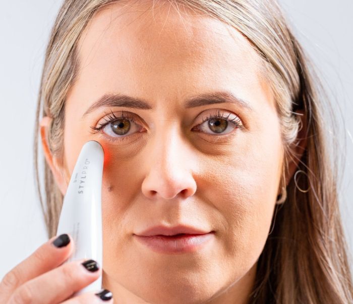 djevojka koristi StylPRo Eye Wand za učvršćivanje kože oko očiju