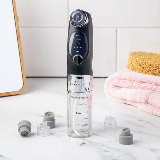 StylPro Hydro Exfoliator je kompaktni uređaj koji koristi kombinaciju tekuće otopine i nježne vakuumske tehnologije kako bi učinkovito očistio pore, uklonio višak ulja i eliminirao ostatke šminke, ostavljajući vašu kožu osvježenom i revitaliziranom.